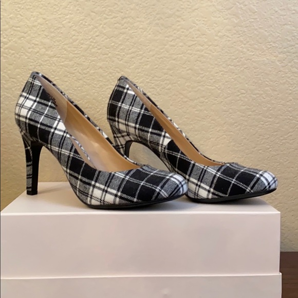 NWOT Kelly & Katie Black and White heels - Picture 2 of 9